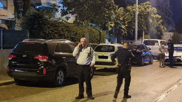 השלכת הרימון בפתח תקווה (צילום: אלון חכמון)