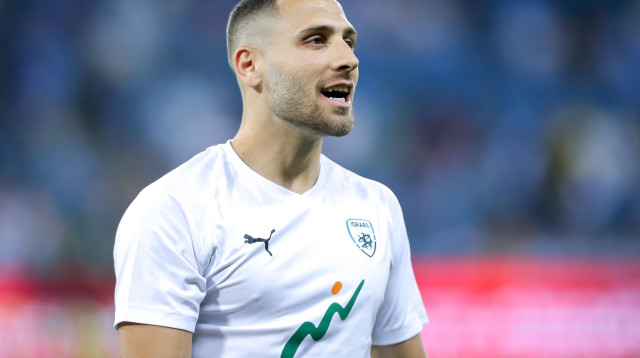 שון וייסמן שחקן נבחרת ישראל בחימום (צילום: מאור אלקסלסי)