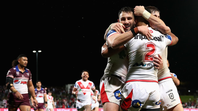 שחקני קבוצת הראגבי מאנלי וורינגה סי איגלס (צילום: GettyImages, Jason McCawley)