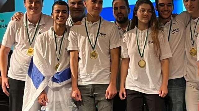 שליבוביץ מימין ואופק סבח עטוף בדגל (צילום: באדיבות ההורים)