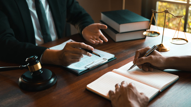 עו"ד דוד בר חוה נלחם - והעובד הזר יזכה לפיצויי פיטורים (צילום: envato)