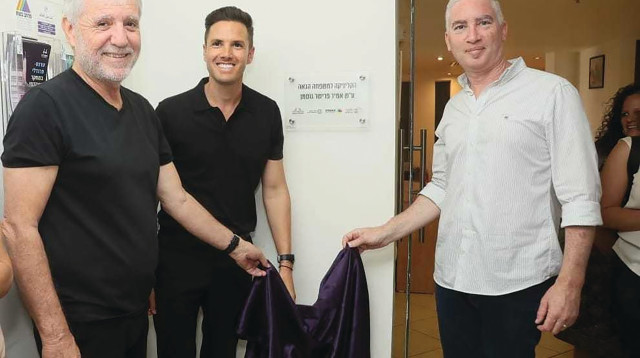 שר הרווחה והביטחון החברתי, מאיר כהן, ינאי פרישר גוטמן, בן זוגו של אמיר ז"ל, ואייל פרי, אחיו של אמיר (צילום: מירי שמעונוביץ', לע"מ)