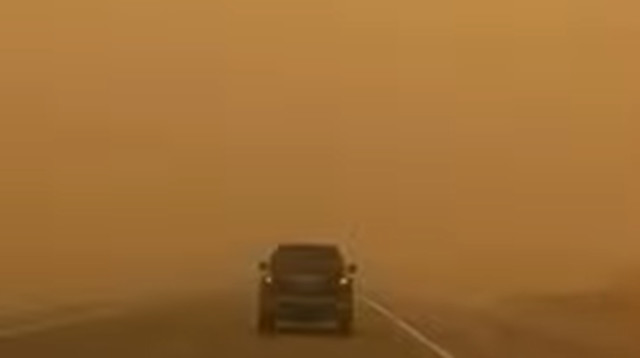 מפחיד - סופר החול הפכה את השמיים לכתומים (צילום: מתוך יוטיוב)