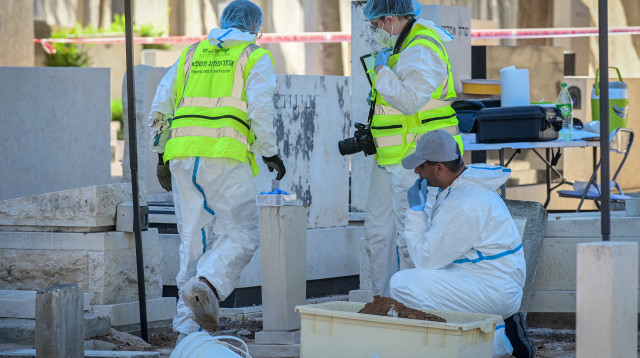 פתיחת קברו של יוסף מלמד (צילום: אבשלום ששוני, פלאש 90)