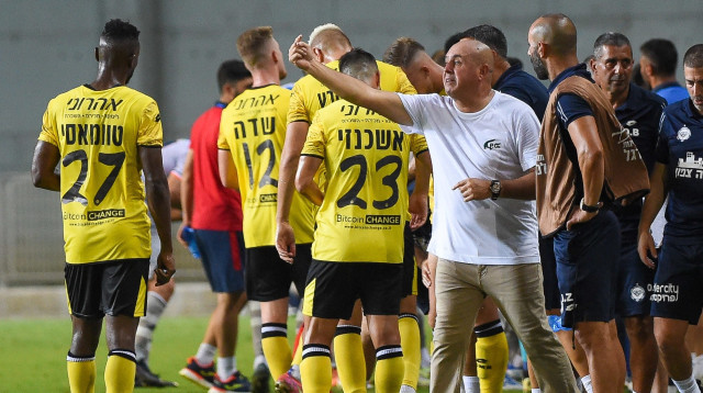 בני לם עם שחקני מכבי נתניה (צילום: ברני ארדוב)