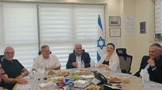 הפגישה בה אושר הצבת "תא לחץ" בבית חולים זיו (צילום: דוברות טטיאנה מזרסקי)