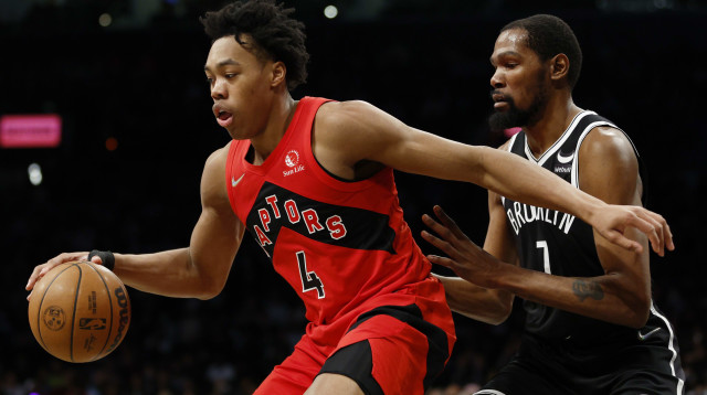 שחקן טורונטו ראפטורס סקוטי בארנס מול שחקן ברוקלין נטס קווין דוראנט (צילום: GettyImages, Sarah Stier)
