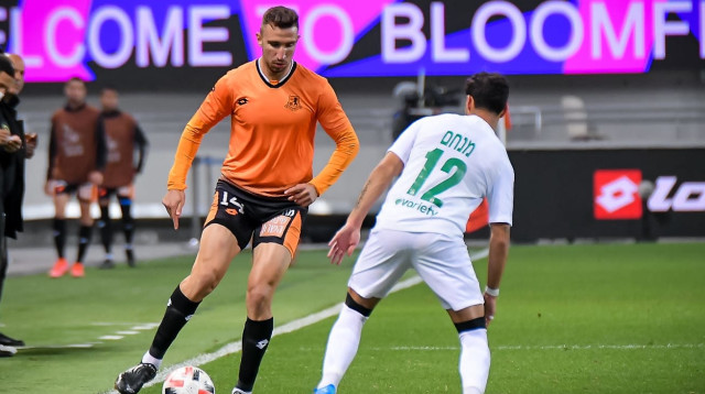 שחקן בני יהודה עמית כהן מול סאן מנחם (צילום: אריאל שלום)