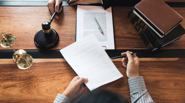 אפשר לתבוע על פוסט מכפיש בפייסבוק? עו"ד אדי בליטשטיין משיב (צילום: envato)