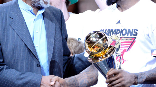 לברון ג'יימס (ימין) ביל ראסל (שמאל) (צילום: GettyImages, Ronald Martinez)