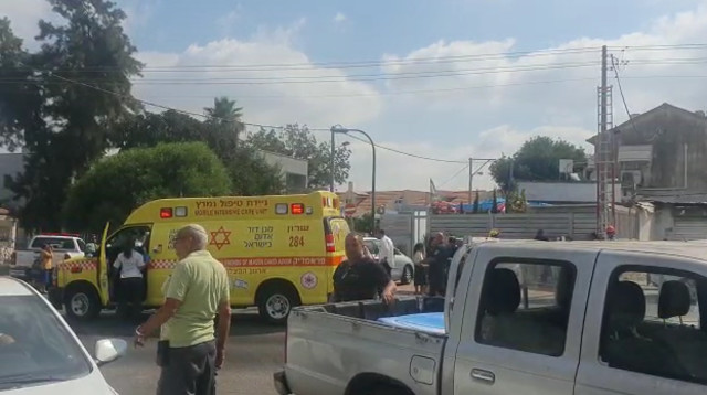 זירת השריפה בנתניה (צילום: תיעוד מבצעי מד''א)