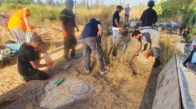 החיילים במהלך העבודות (צילום: גלעד שטרן, רשות העתיקות)