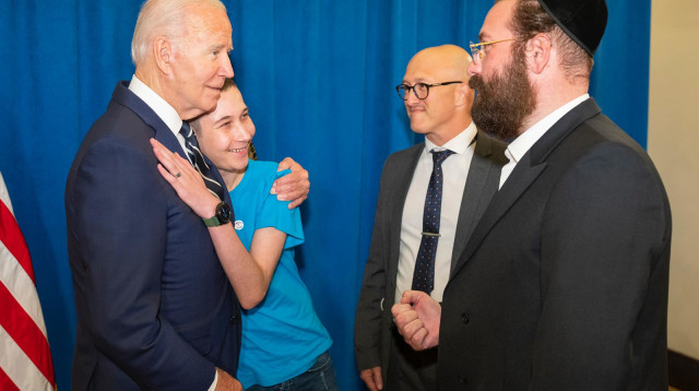 ג'ו ביידן, מנכ"ל רחשי לב שימי גשייד, עומר יוסף המתמודד עם הסרטן, וזאב ינאי מנכ"ל גלאי תקשורת (צילום: באדיבות הבית הלבן)