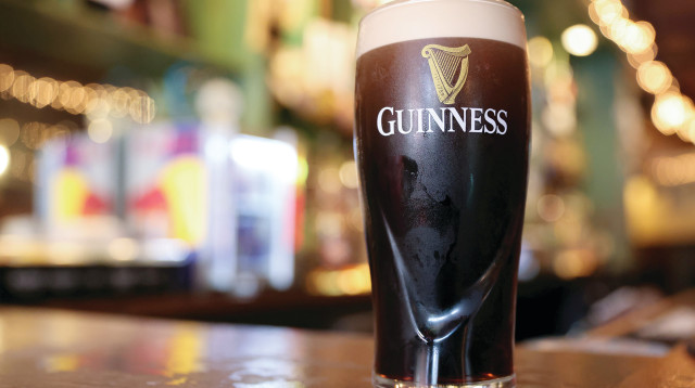 אני די בהיר והיא כהה מאוד. אהבת חיי, בירה גינס (צילום: רויטרס)