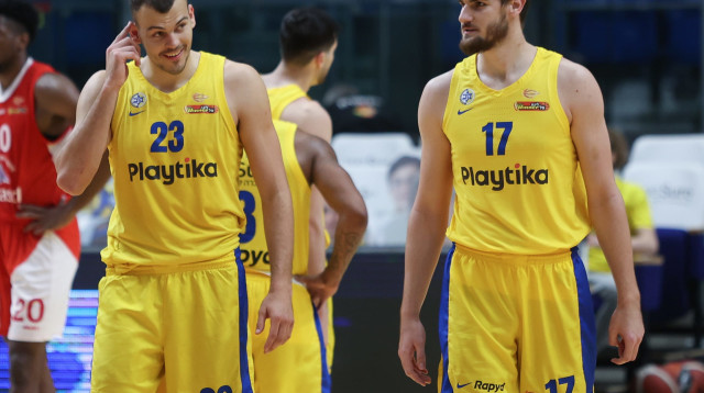 שחקני מכבי תל אביב דראגן בנדר, אנטה ז'יז'יץ' (צילום: דני מרון)