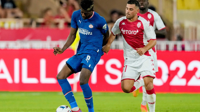 שחקן מונאקו קווין פולאנד מול שחקן פ.ס.וו איינדהובן איברהים סנגארה (צילום: GettyImages, Soccrates Images)