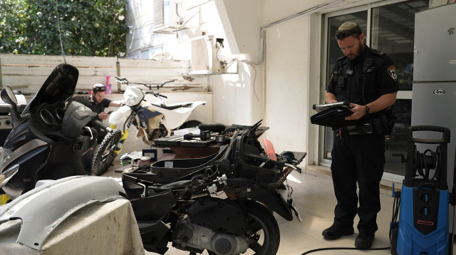 מוסך אופנועים בקומה השישית בראש העין (צילום: דוברות המשטרה)