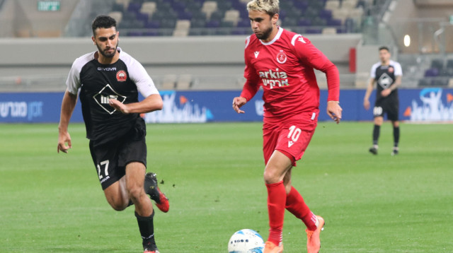 פליפה רודריגס שחקן הפועל תל אביב מול איתי קצב שחקן הפועל רעננה (צילום: לילך וייס רוזנברג)