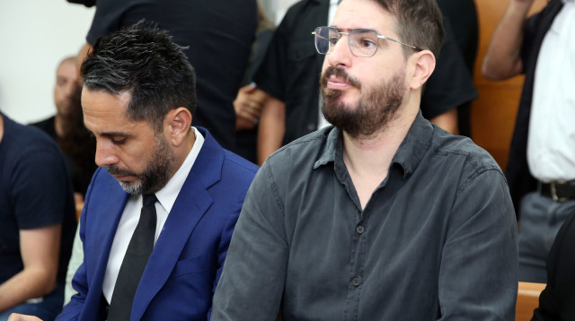 משה חוגג לצד עו"ד משה מזור בדיון של בית"ר ירושלים בבית המשפט (צילום: אודי ציטיאט)