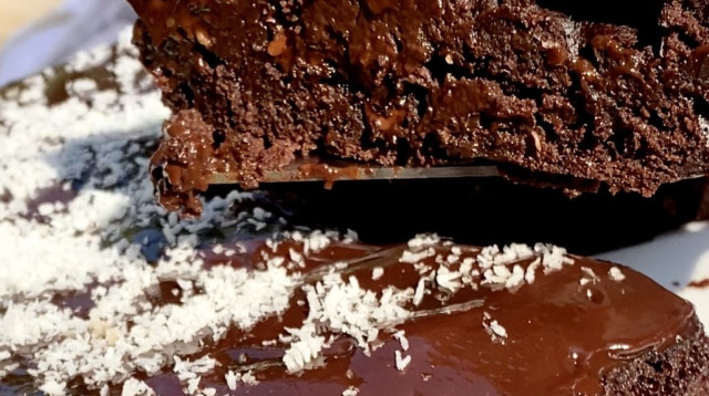 עוגת שוקולד טבעונית (צילום: קורל חוטה)