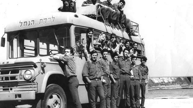 שנת 1968 להקת הנח''ל מצד שמאל הקיצוני ביותר מוטי פליישר (צילום: עיתון במחנה)