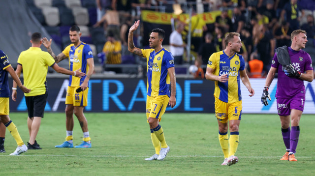 שחקן מכבי תל אביב ערן זהבי עם ניר ביטון, דן גלזר, דניאל פרץ (צילום: דני מרון)