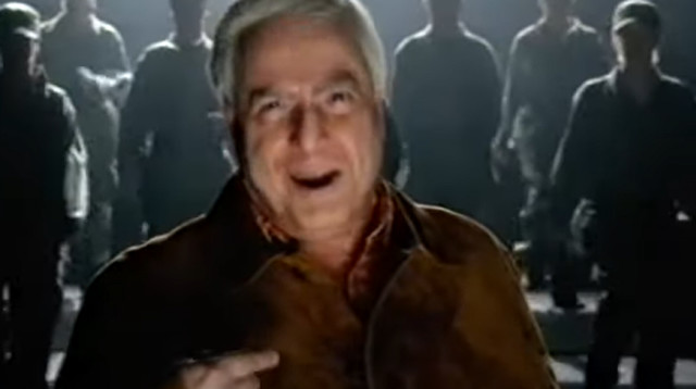 טוביה צפיר מחקה את אריאל שרון (צילום: צילום מסך הערוץ הראשון)