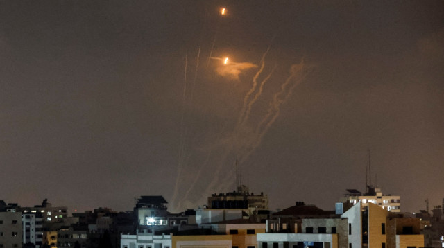 שיגור רקטות מעזה (צילום:  REUTERS/Ibraheem Abu Mustafa)