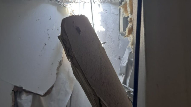 פגיעה בבית בשדרות (צילום: דוברות עיריית שדרות)