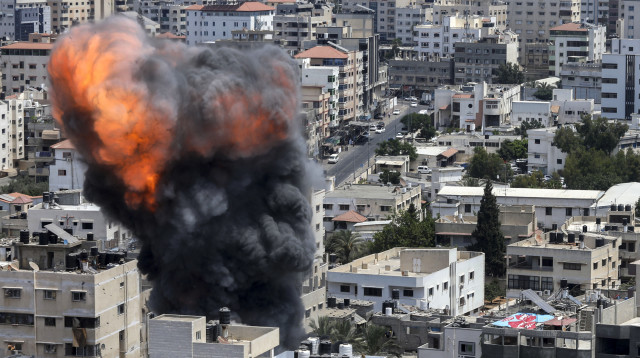 תקיפה אווירית של צה"ל בעזה, מבצע "עלות השחר" (צילום:  Attia Muhammed/Flash90 )