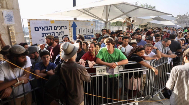 יהודים הבוקר נערכים לעלייה להר הבית (צילום: מרק ישראל סלם)