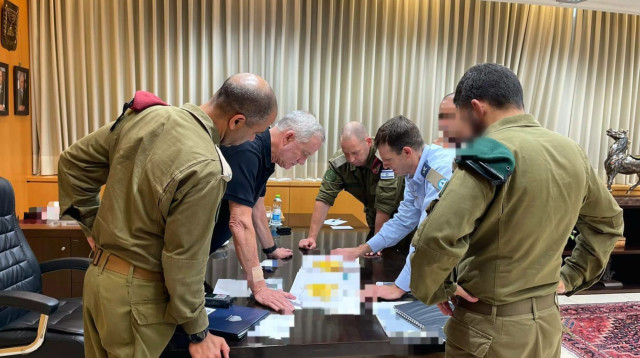 אישור התוכנית לחיסולו של חאלד מנסור (צילום: אריאל חרמוני, משרד הביטחון)