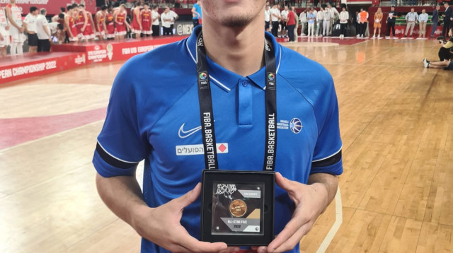 נועם יעקב נבחר לחמישיית הטורניר באליפות אירופה לנוער (צילום: אתר רשמי, האתר הרשמי של פיב"א)