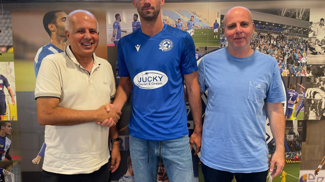 שחקן מכבי פתח תקוה ברנקו ורגוץ' עם אבי לוזון והסוכן גלעד קצב (צילום: אתר רשמי, מכבי פתח תקוה)