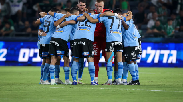 שחקני אפולון לימסול (צילום: מאור אלקסלסי)