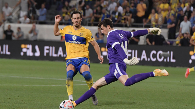 ג'וש כהן שוער מכבי חיפה מול אלכסנדר פשיץ' שחקן מכבי תל אביב (צילום: אריאל שלום)