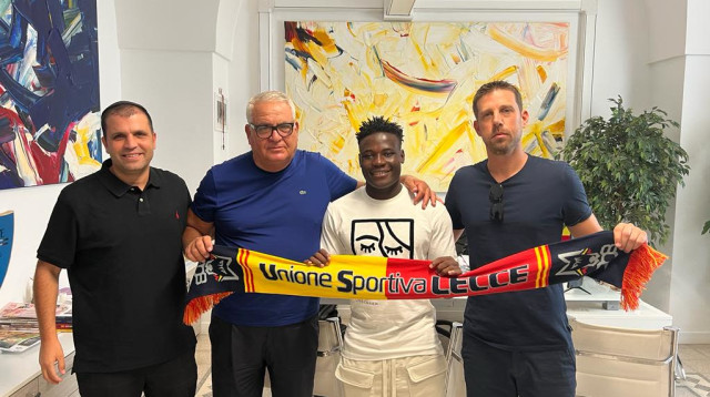 בנדה אחרי החתימה (צילום: אתר רשמי, באדיבות המצולמים)