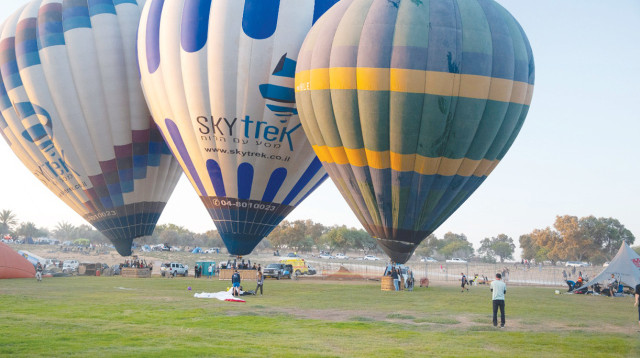 כדורים פורחים (צילום: אייל בריברם)