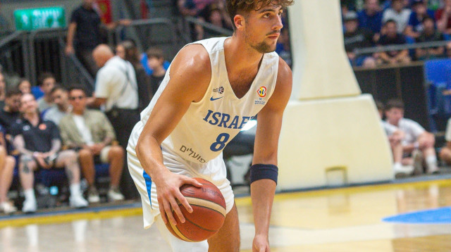 שחקן נבחרת ישראל דני אבדיה (צילום: ברני ארדוב)