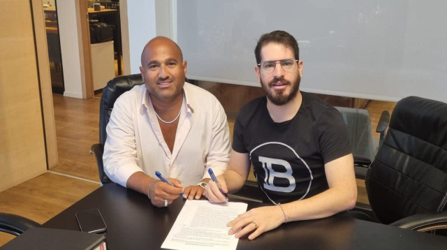 הבעלים הישן והבעלים החדש. אברמוב וחוגג חותמים (צילום: אתר רשמי, בית"ר ירושלים)