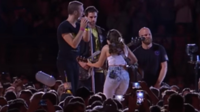 גילי מנגנת עם להקת קולדפליי על הבמה בבריסל (צילום: מתוך אינסטגרם)