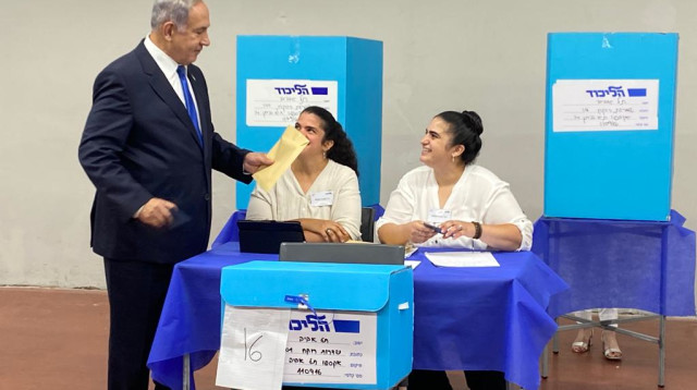 בנימין נתניהו מצביע בפריימריז לליכוד (צילום: אבשלום ששוני)