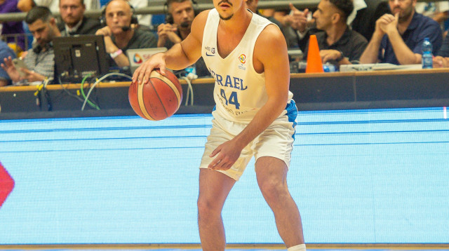 שחקן נבחרת ישראל ניב משגב (צילום: ברני ארדוב)