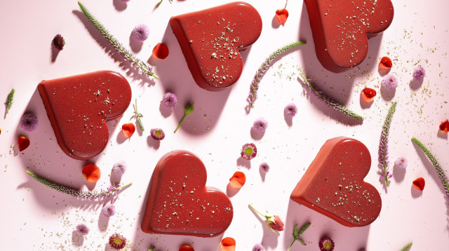 רולדין עוגת מון שרי בציפוי גלאסז' דובדבני אמרנה. 59 שקלים (צילום: רונן מנגן)