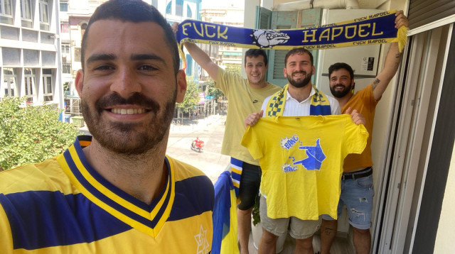 "ננצח 1:2". דור מרינה בסלפי עם חבריו בסלוניקי, היום (צילום: באדיבות המצולמים)