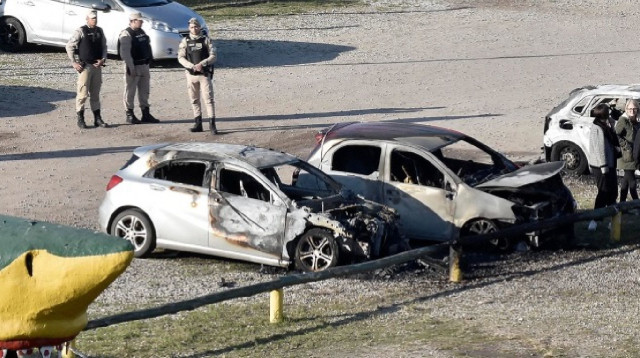 הרכבים השרופים של שחקני אלדוסיבי (צילום: צילום מסך, מתוך טוויטר)