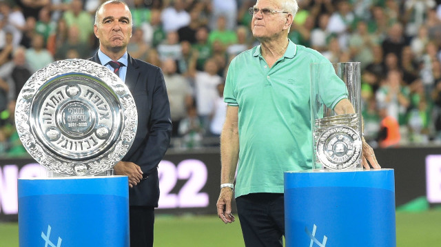 נשיא מכבי חיפה יעקב שחר עם יו"ר מנהלת הליגות ארז כלפון (צילום: ברני ארדוב)