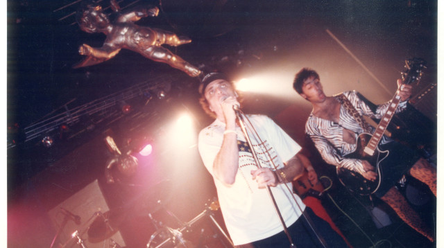 צביקה פיק ונושאי המגבעת (צילום: קוקו רפרודוקציה)