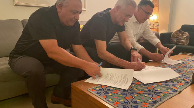 בני גנץ, גדעון סער וגדי איזנקוט חותמים על ההסכם לאיחוד (צילום: יחצ)