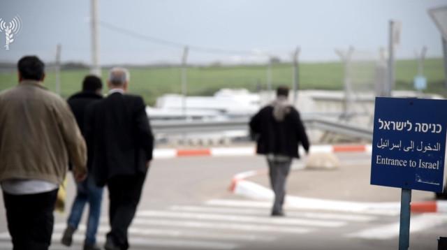 פועלים פלסטינים נכנסים לישראל (צילום: דובר צה"ל)